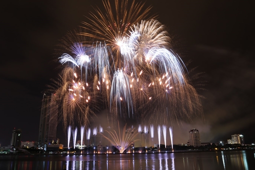 Pháo hoa của Thụy Điển và Bồ Đào Nha đã đưa nghệ thuật đến đỉnh cao mới